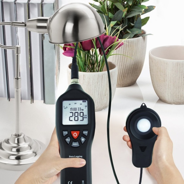 Portable Auto Ranging Digital Deluxe Lux and light Meter with Data Logging and PC Interface, 0-200000 Lux - Image 5